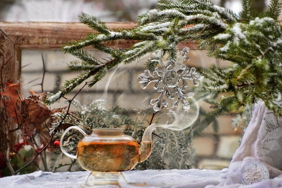 Чашка кофе на снегу, новый год
