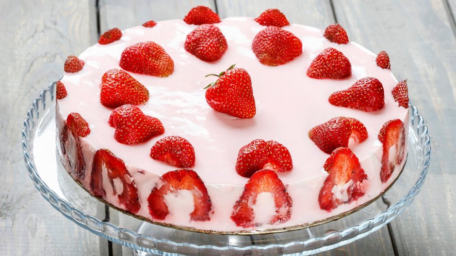 Бисквитный торт с ягодами и мятой