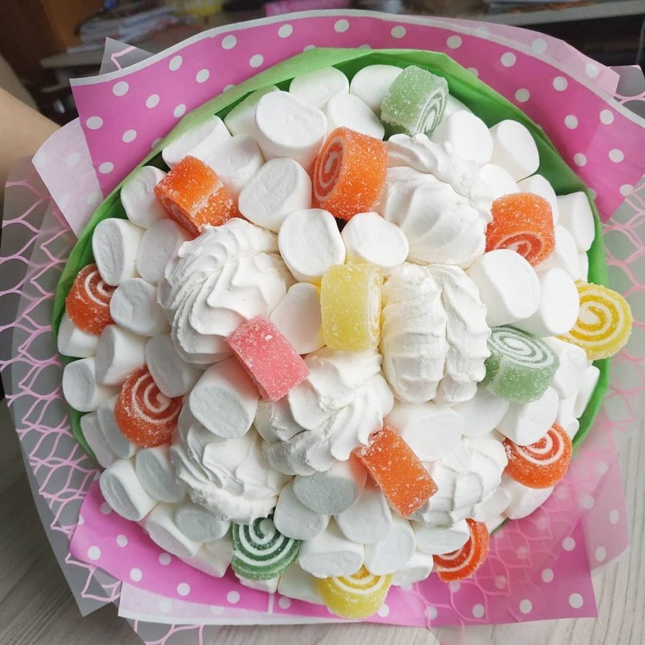 Цветы и пирожные в коробке