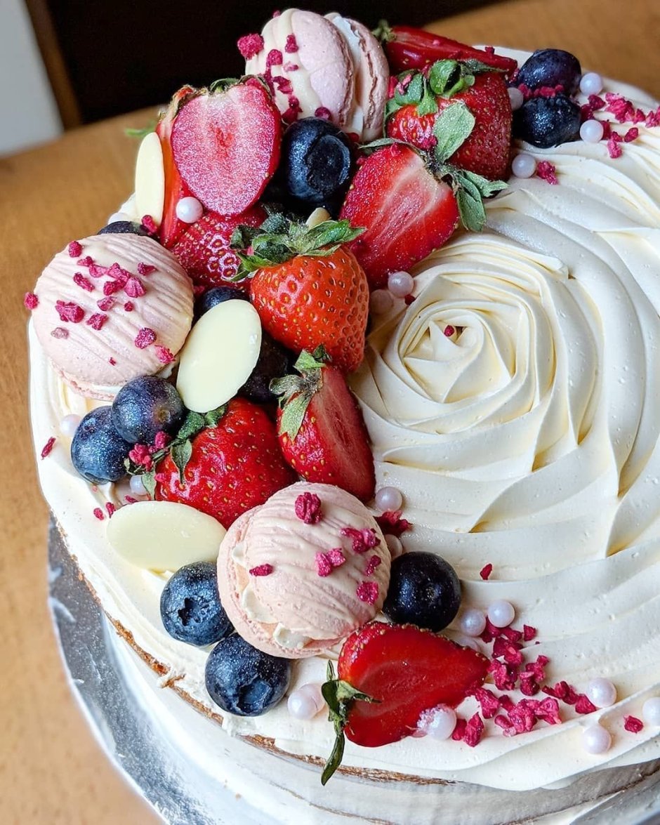 Украшение торта ягодами и маршмеллоу