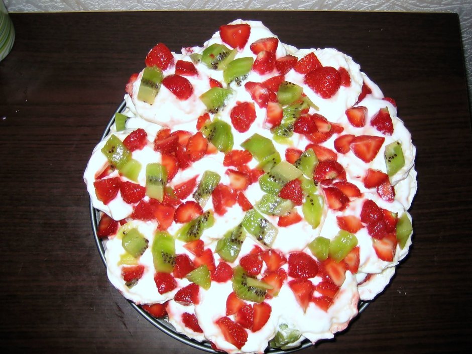 Нежный торт украшенный фруктами