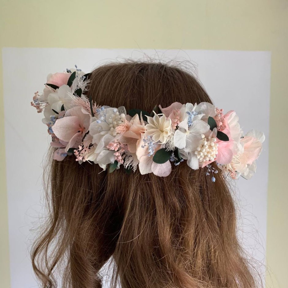 Невеста с венком на голове из цветов