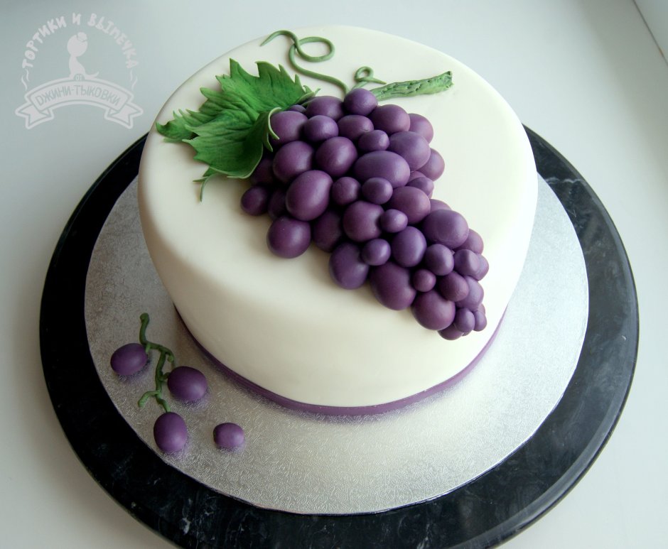 Украшение торта из винограда