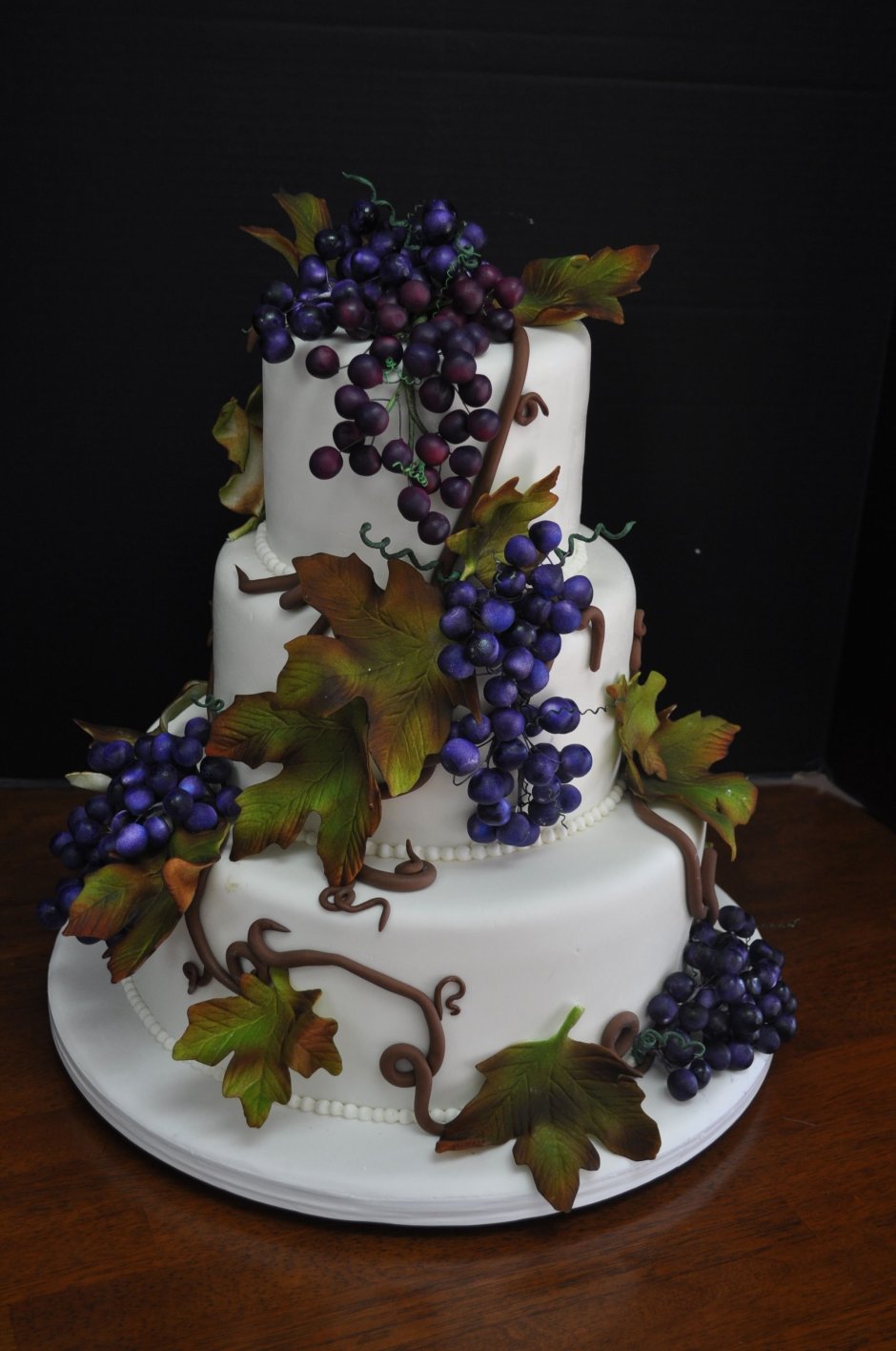 Декор торта виноградом