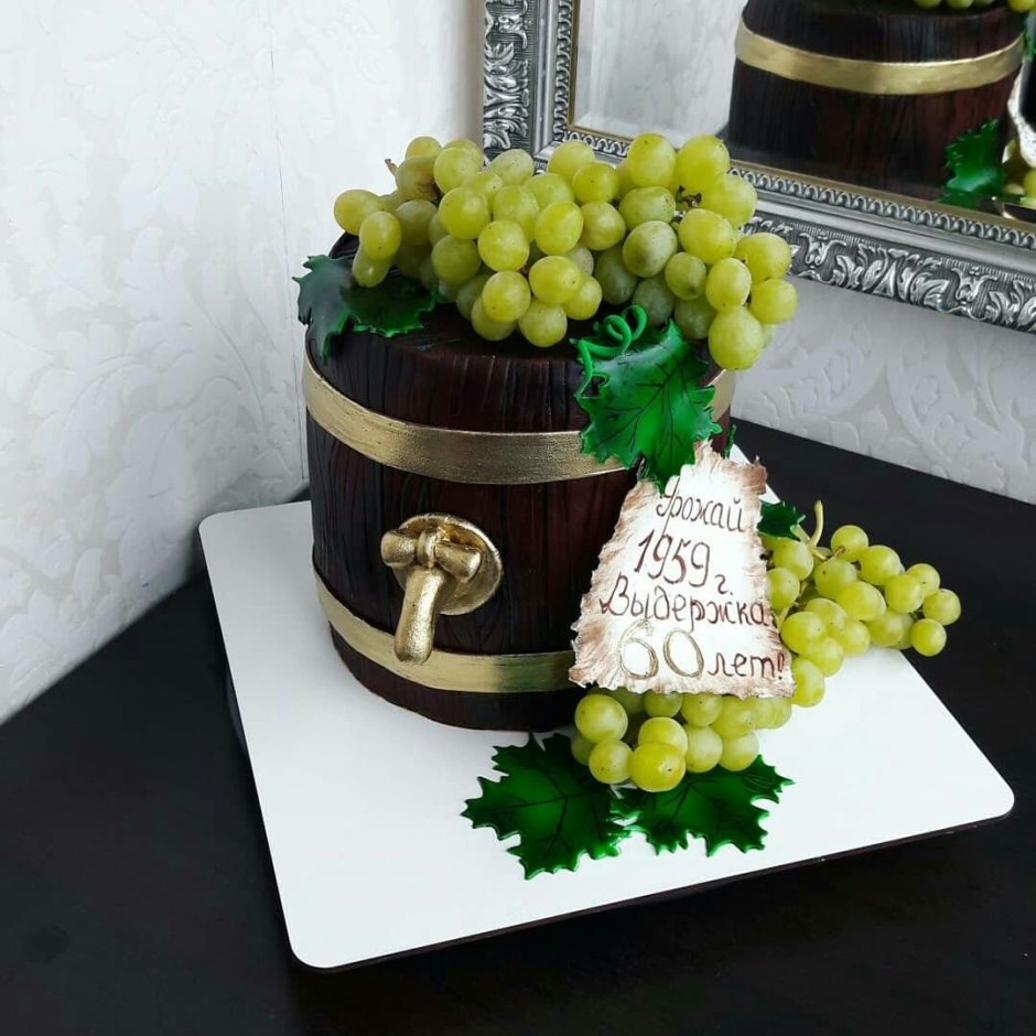 Украшение торта виноградом