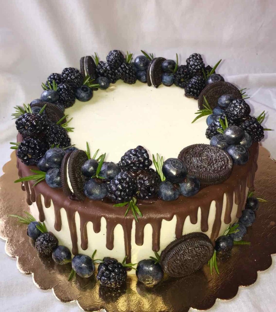 Торт украшенный фруктами и шоколадом
