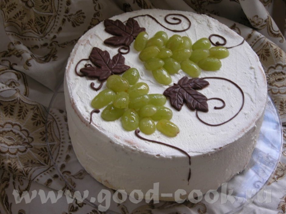Украшение торта инжиром и виноградом