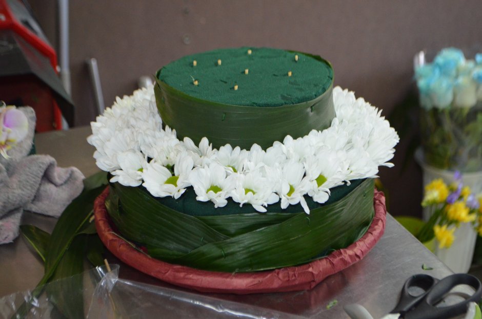 Торт украшенный бархатцами