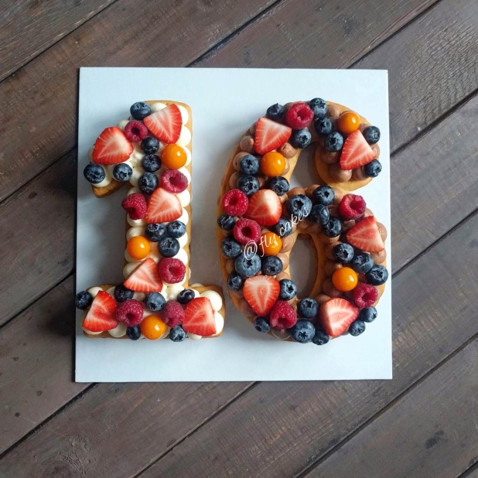 Торт цифра 5 с ягодами