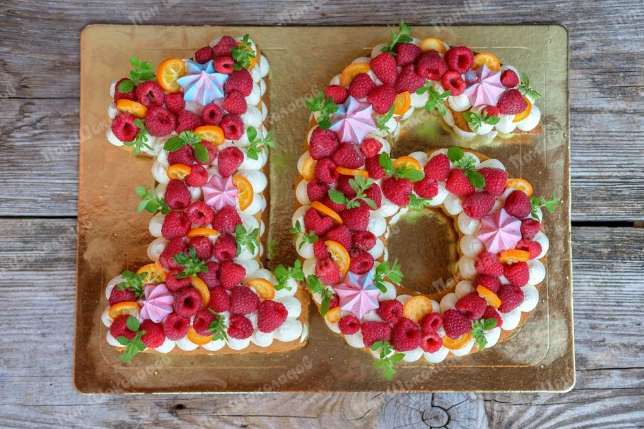 Торт цифра с ягодами