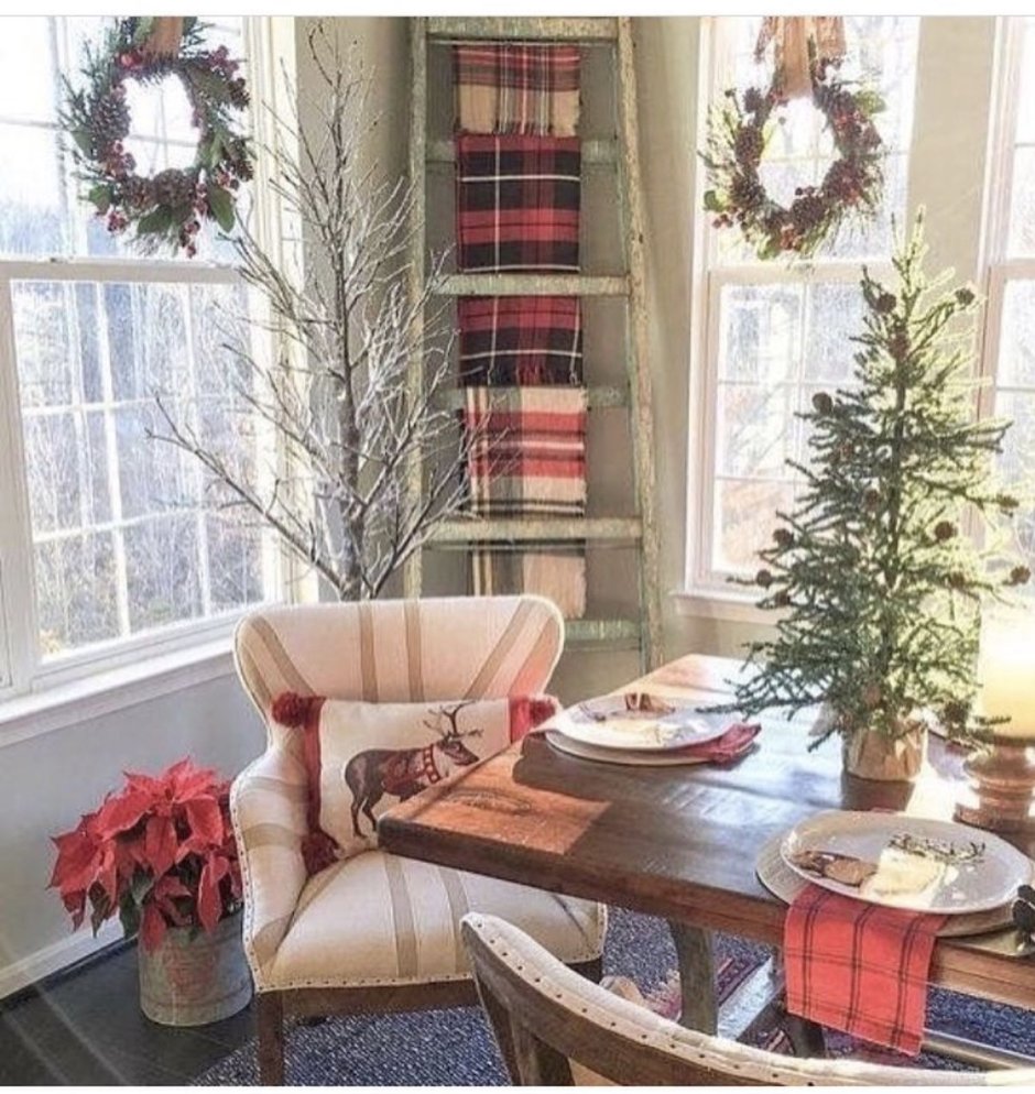 Уютный городской интерьер+елка+Рождество+окна в пол+кухня