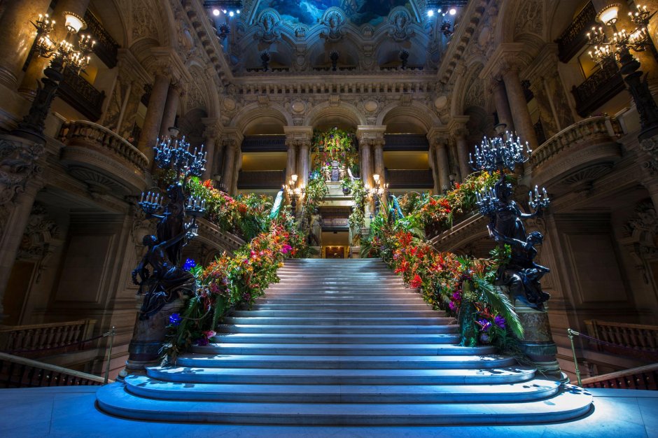 Парадная лестница в Гранд опера в Париже