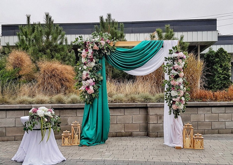 Свадебная арка в изумрудном цвете
