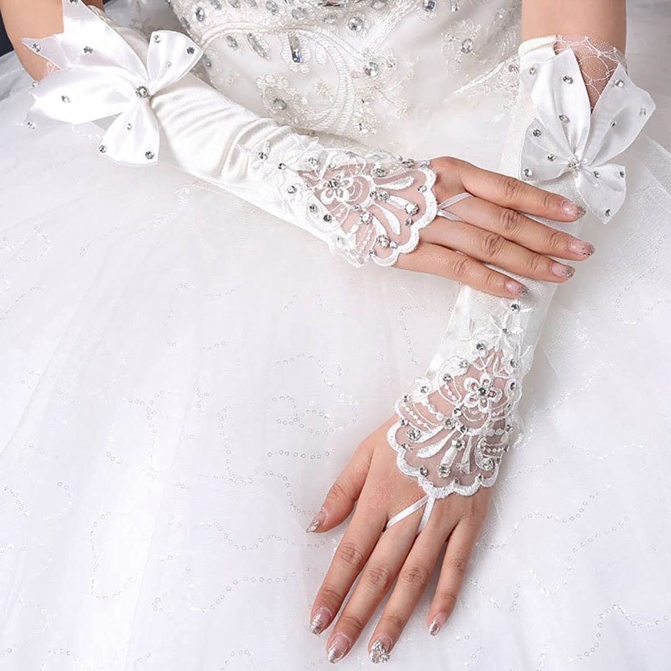 Белое платье с перчатками