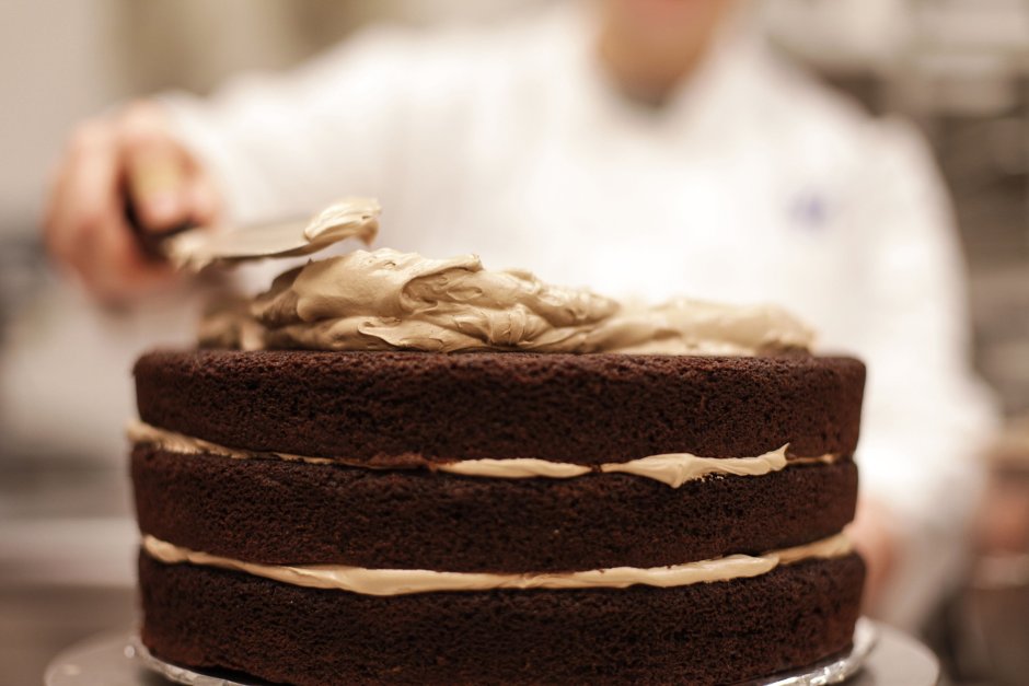 Торт со светлыми коржами и шоколадным кремом