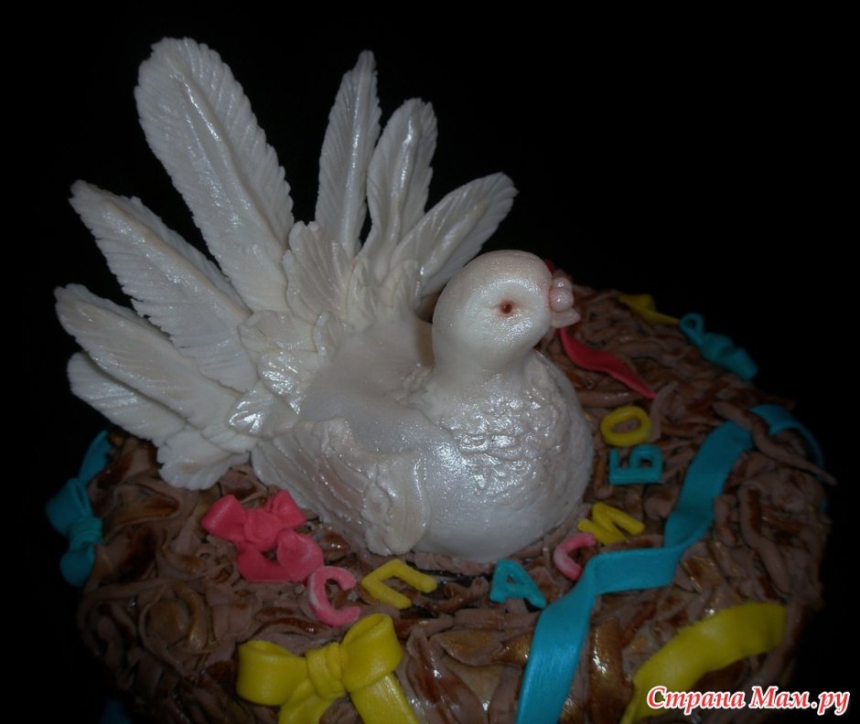 Белый голубь на торте