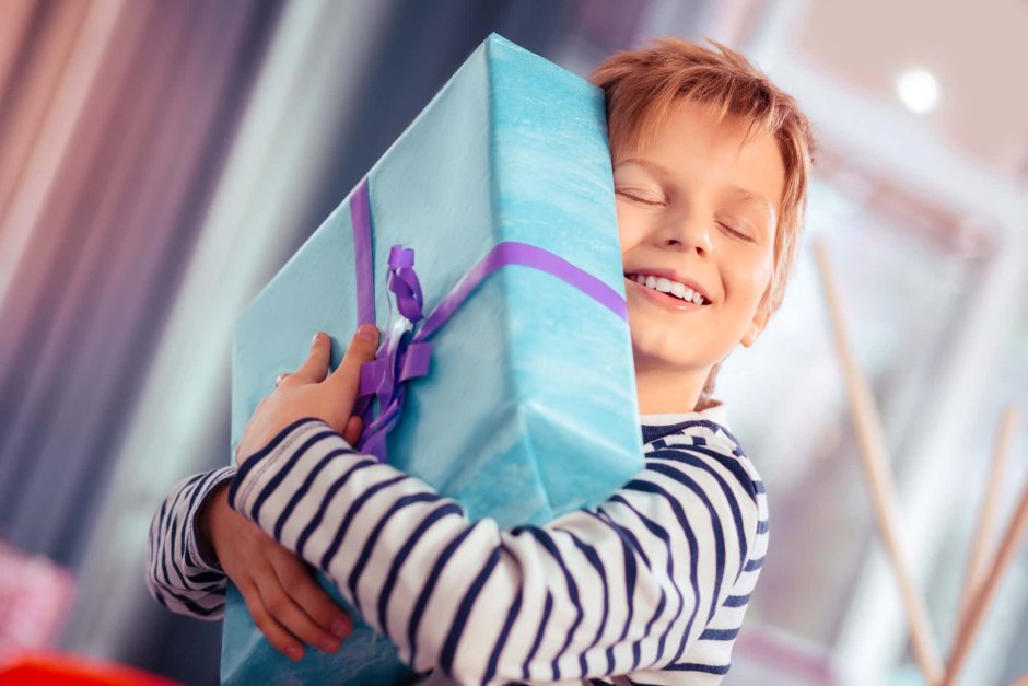 Ребенок дарит подарок