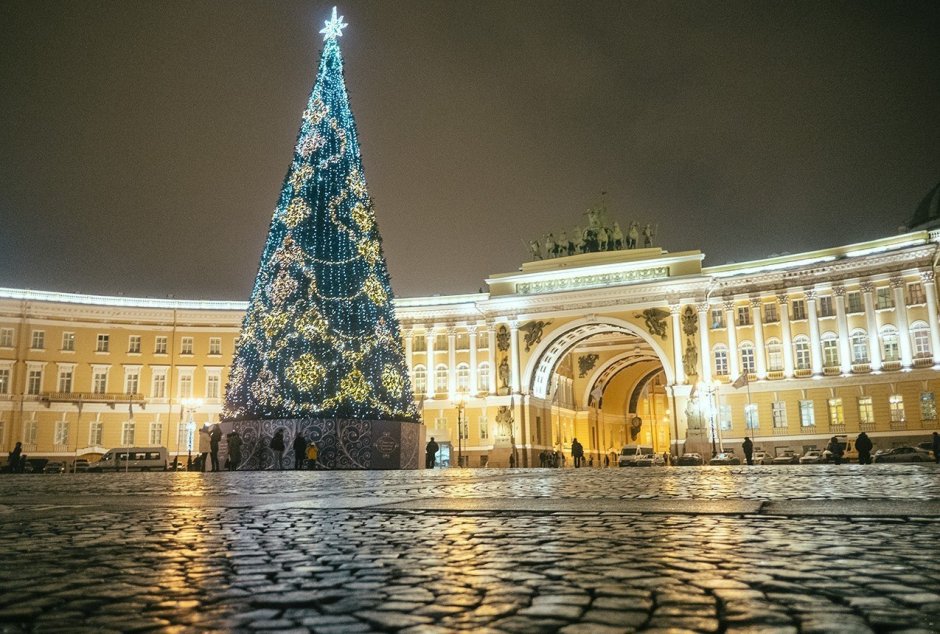 Дворцовая площадь в Санкт-Петербурге зимой 2020