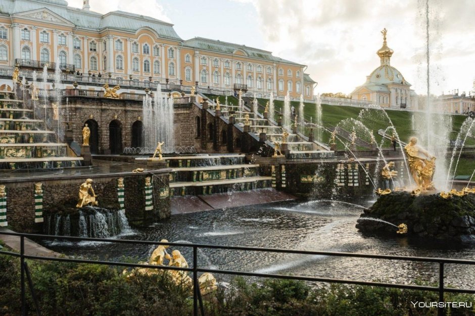 Праздник закрытия фонтанов в Петергофе
