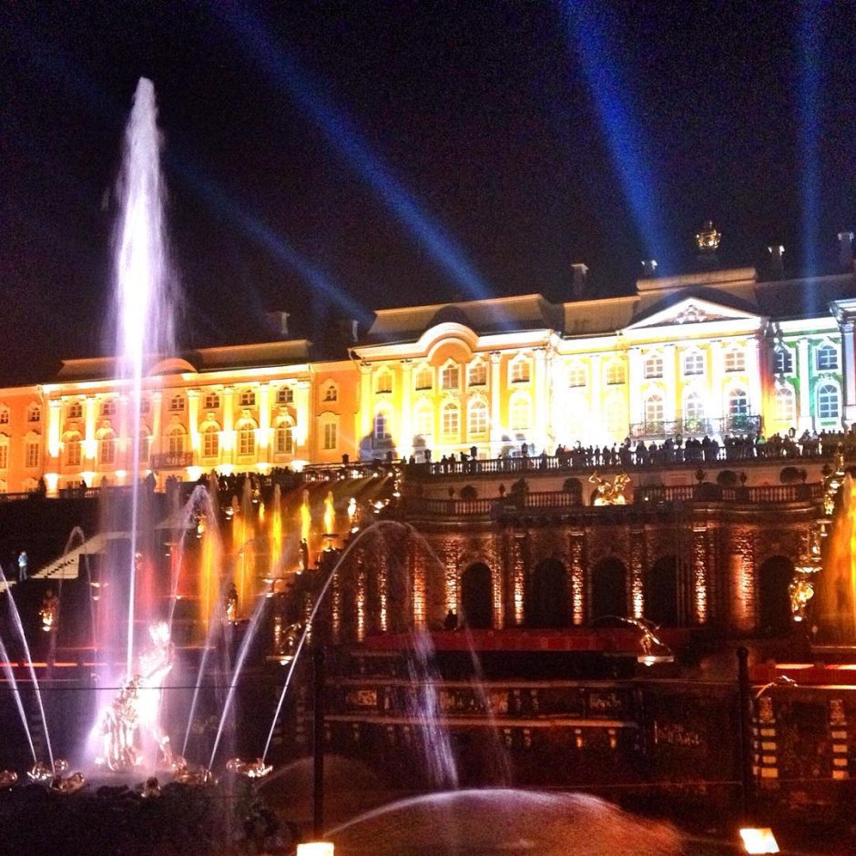 Большой дворец в Петергофе ночью