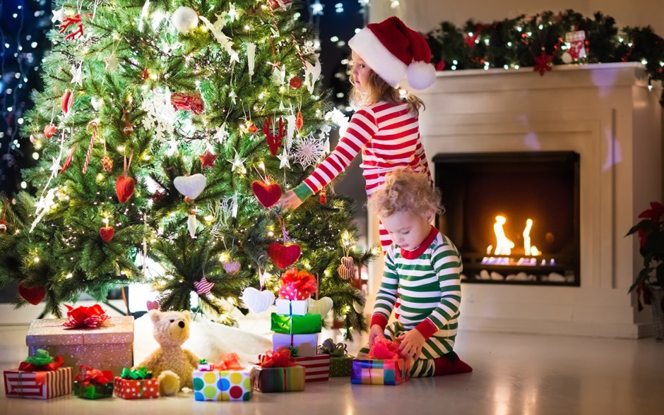 Детские новогодние подарки под елкой