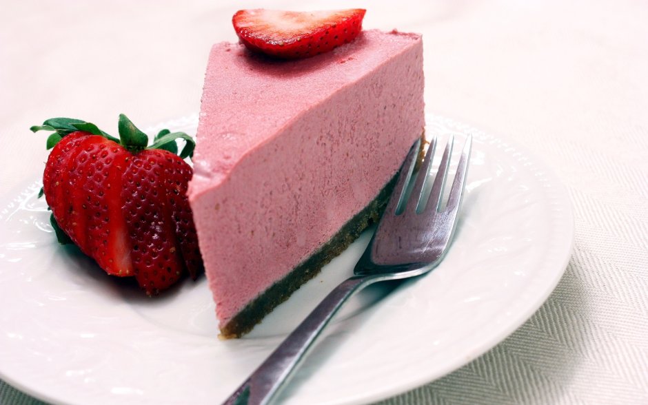 Клубника на розовом фоне торт