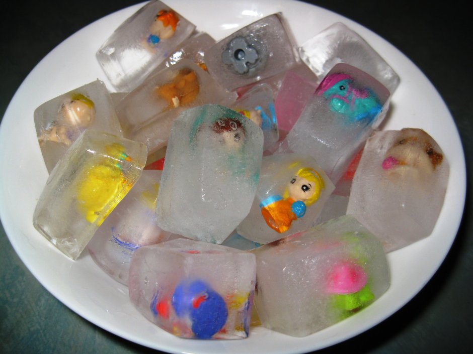 Замороженные игрушки во льду