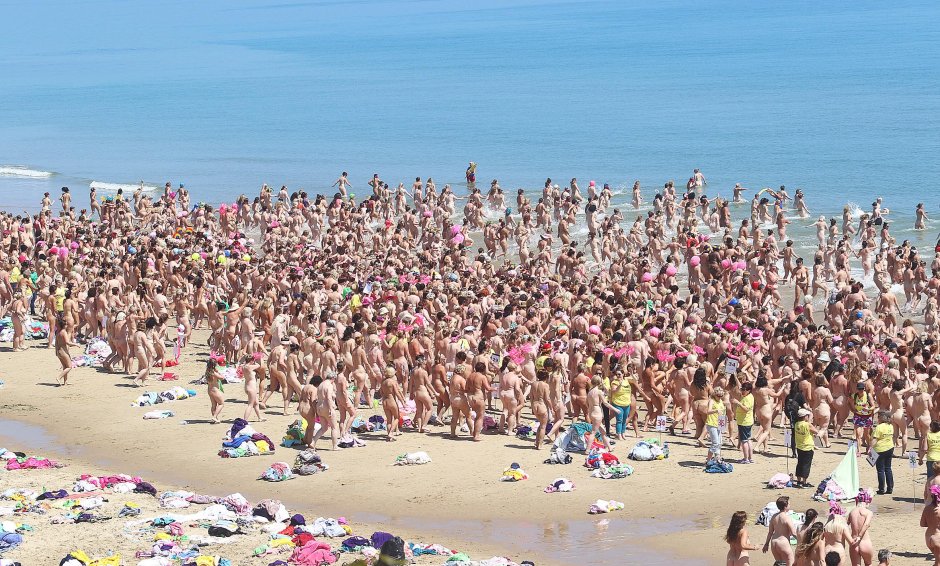 Голый пляж много народу