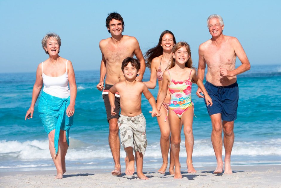 Большая семья на пляже