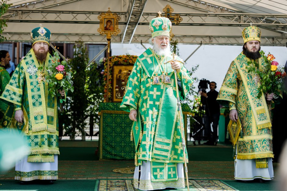 Патриарх Кирилл в зеленом в Лавре