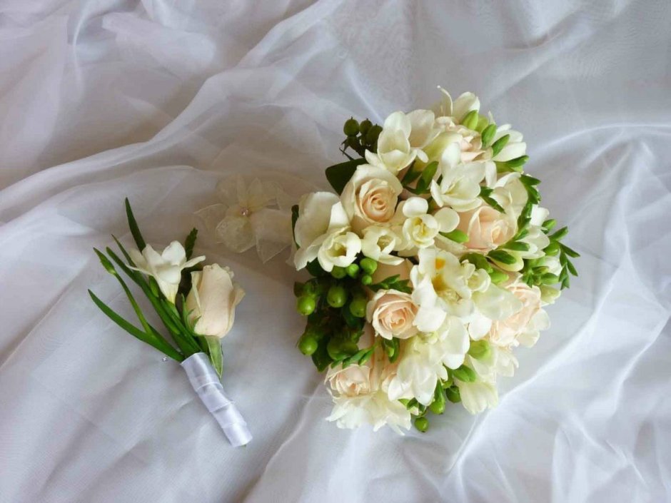 Свадебный букет из белых пионов и белых роз