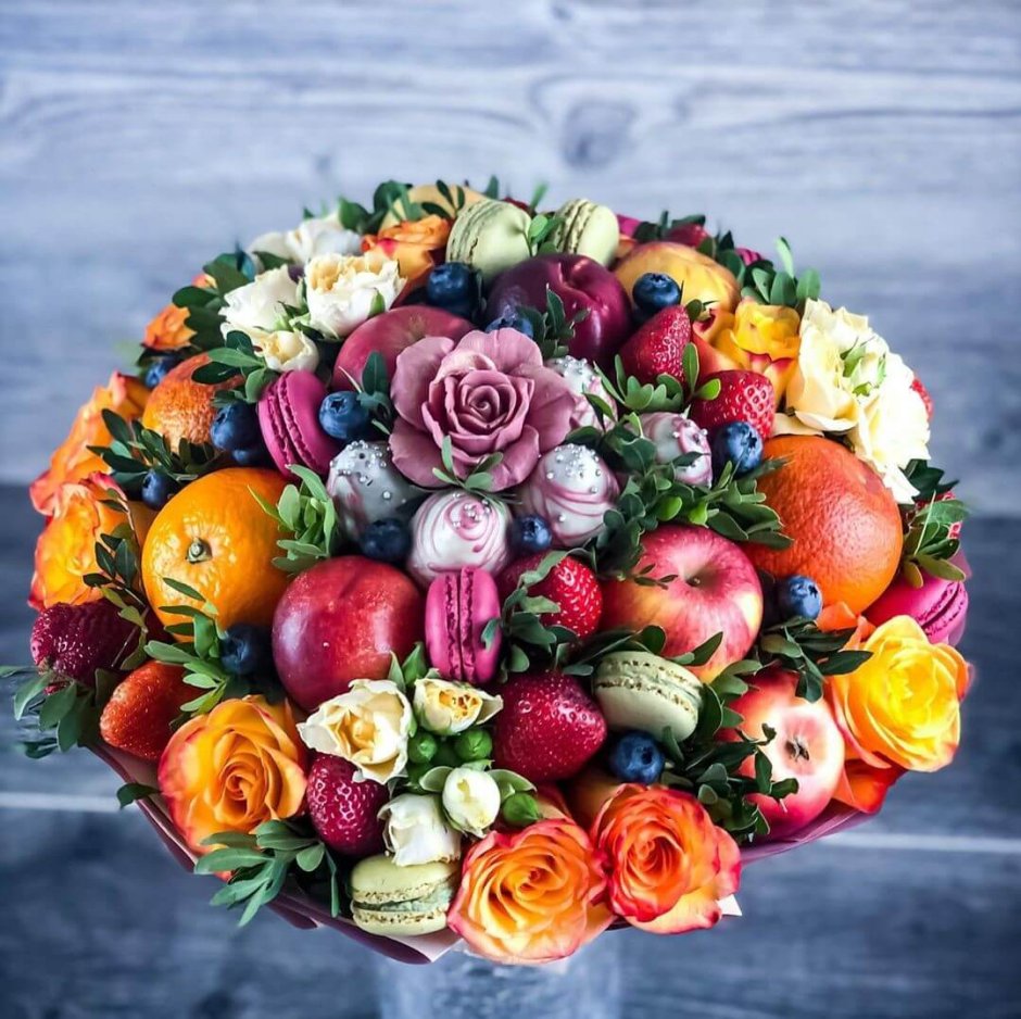 Роскошный букет цветов с фруктами