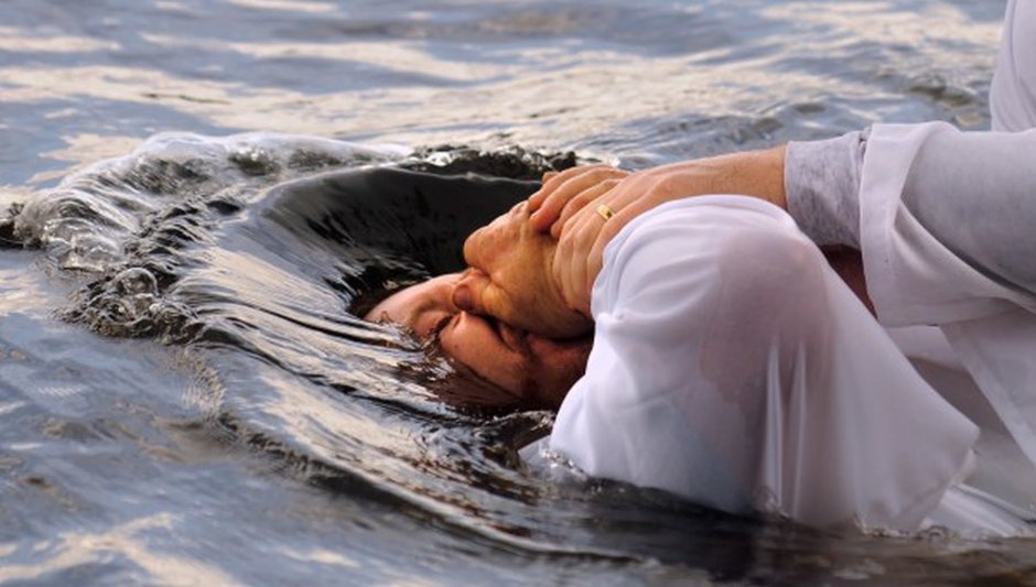 Водное крещение люди со спины