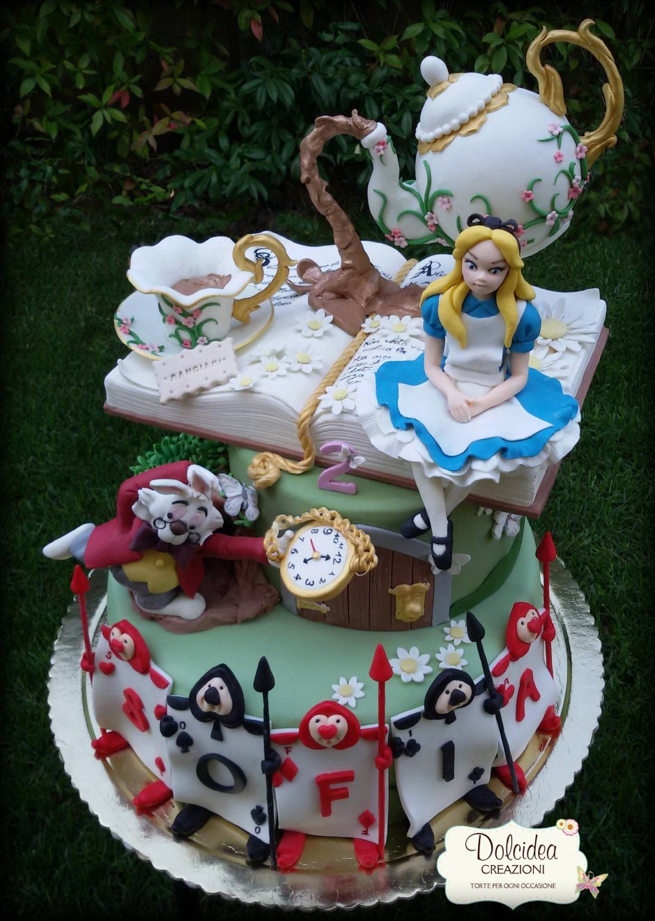 Алиса в стране чудес торт с Алисой