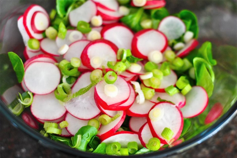 Салат из редиса с огурцом и зеленым луком