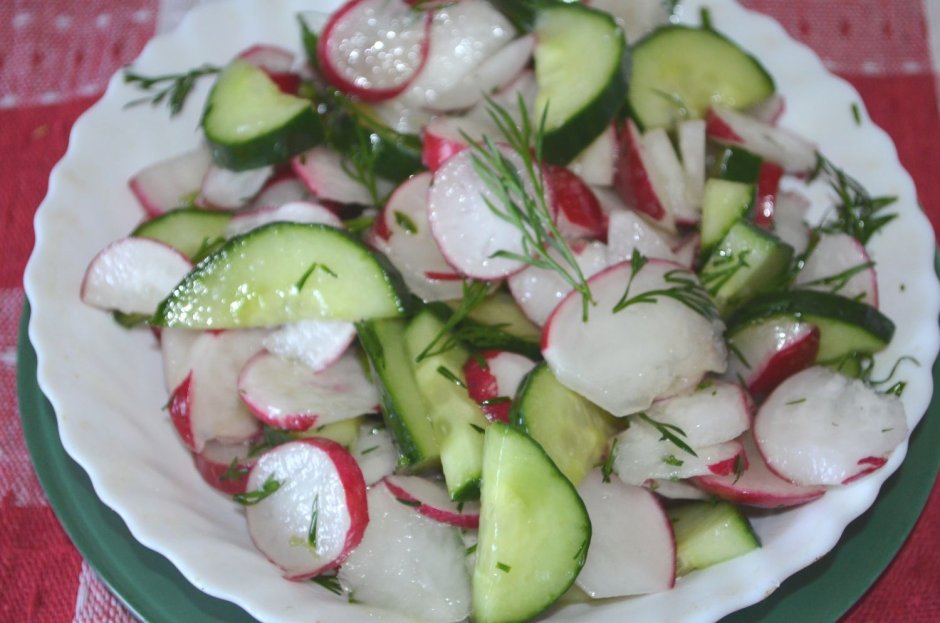 Салат с редиской и огурцом со сметаной