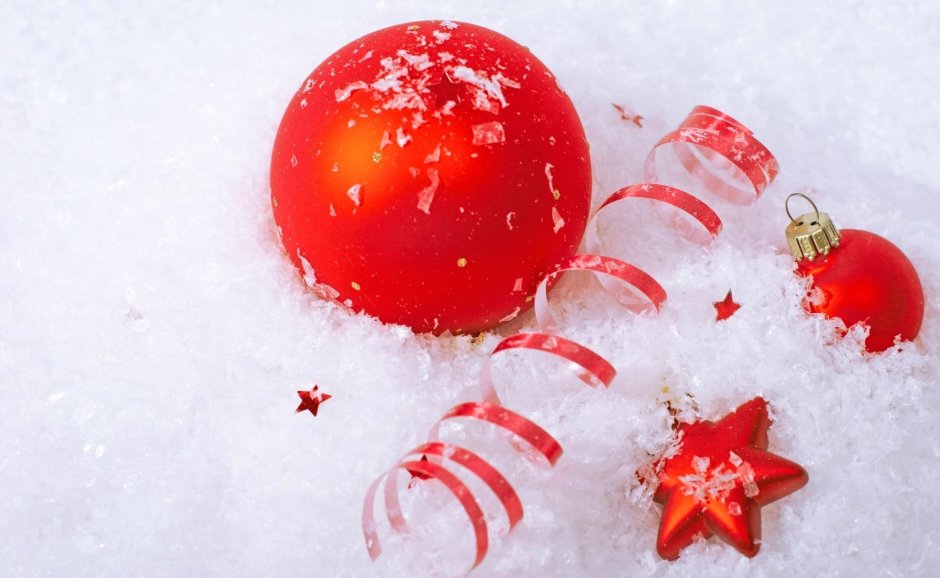 Новогодний шар со снегом красный