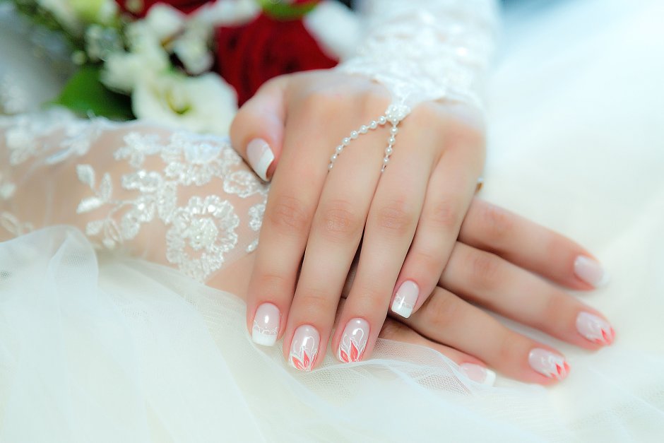 Свадебный маникюр овальная форма белые с блестками