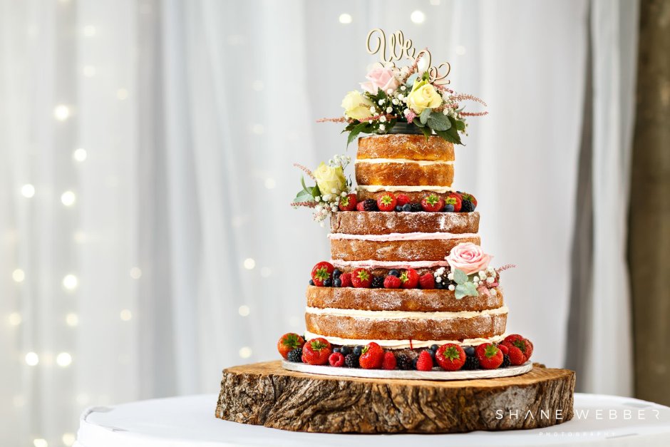 Свадебный торт в бежевом цвете