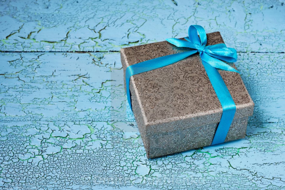 Подарочная коробка с синей лентой