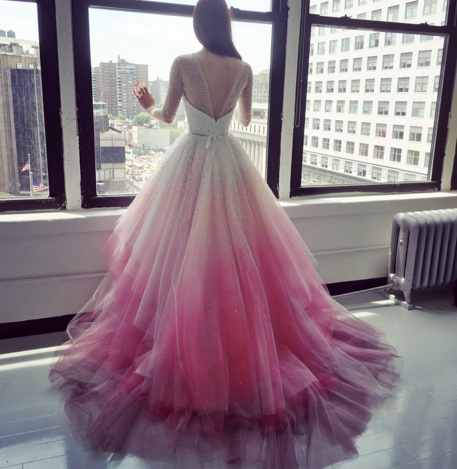 Пышное свадебное платье с градиентом розовым