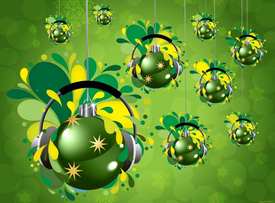 Новогодние шары на зеленом фоне