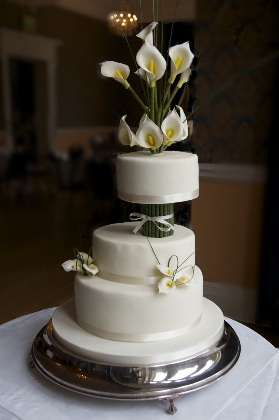 Свадебный торт двухъярусный с каллами