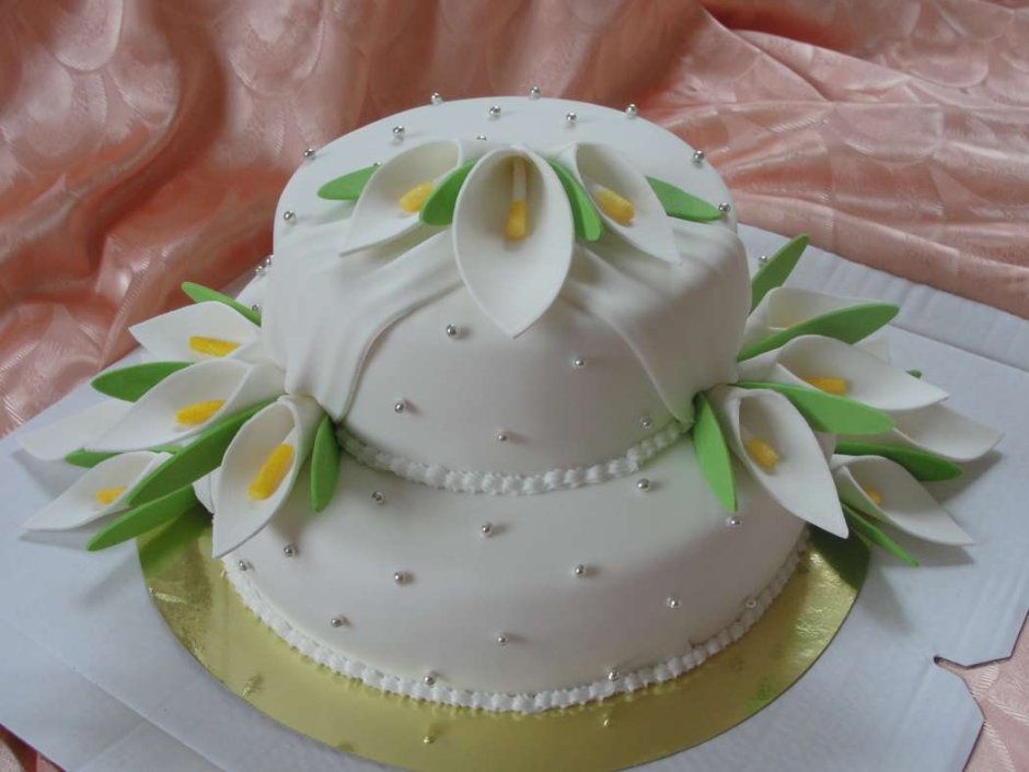 Небольшой свадебный торт каллы