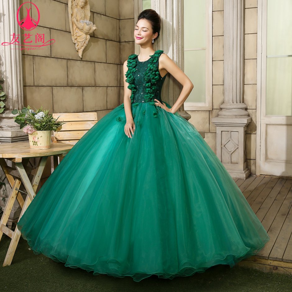 Зеленое пышное платье