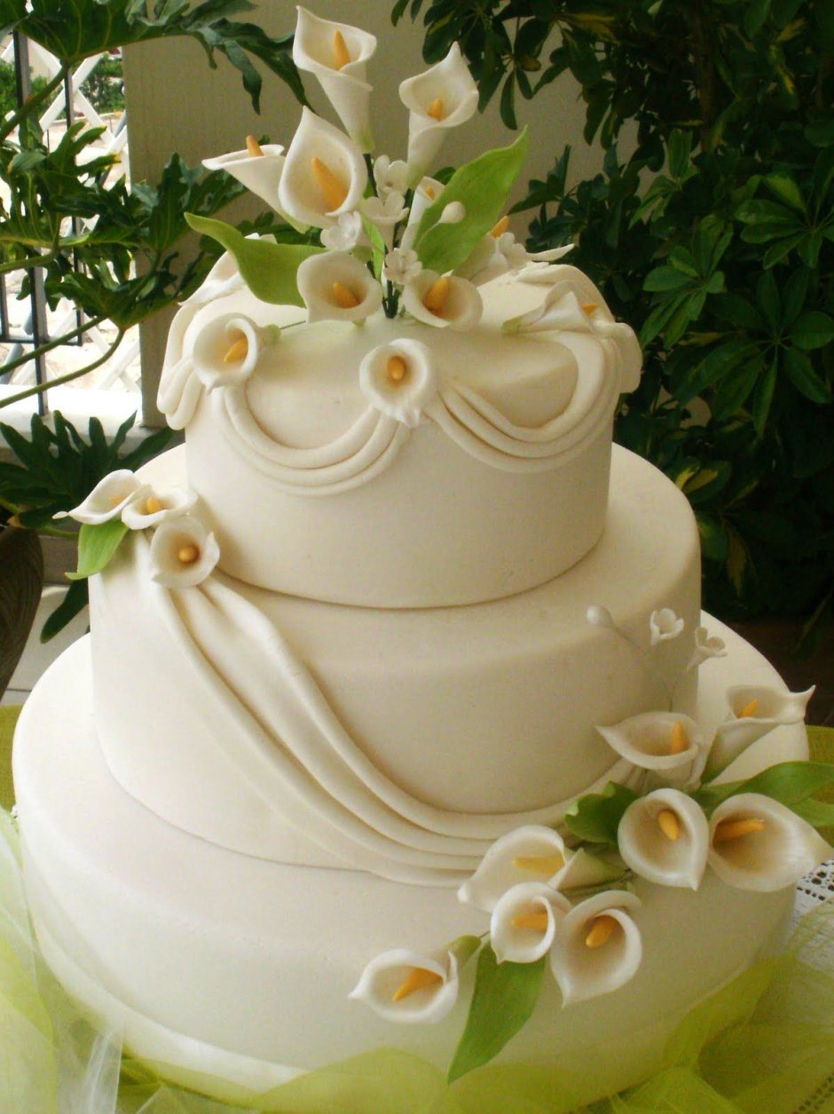 Торт свадебный белый с каллой