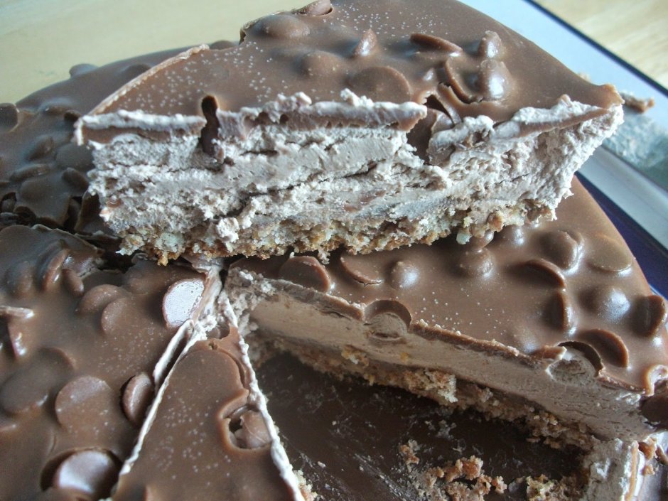 Шоколадный торт с миндалем
