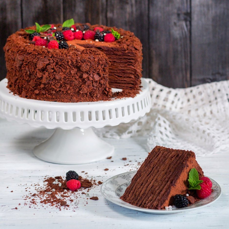 Украшение торта белым и темным шоколадом