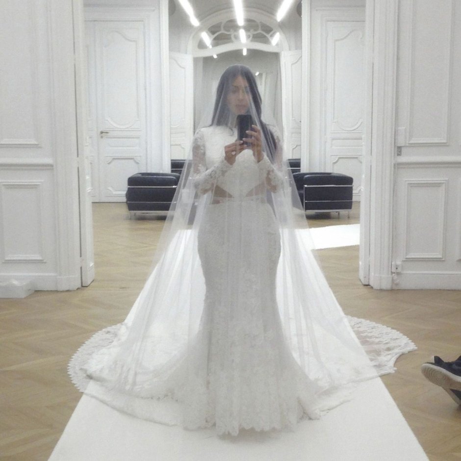 Ким Кардяшан в свадебном платье