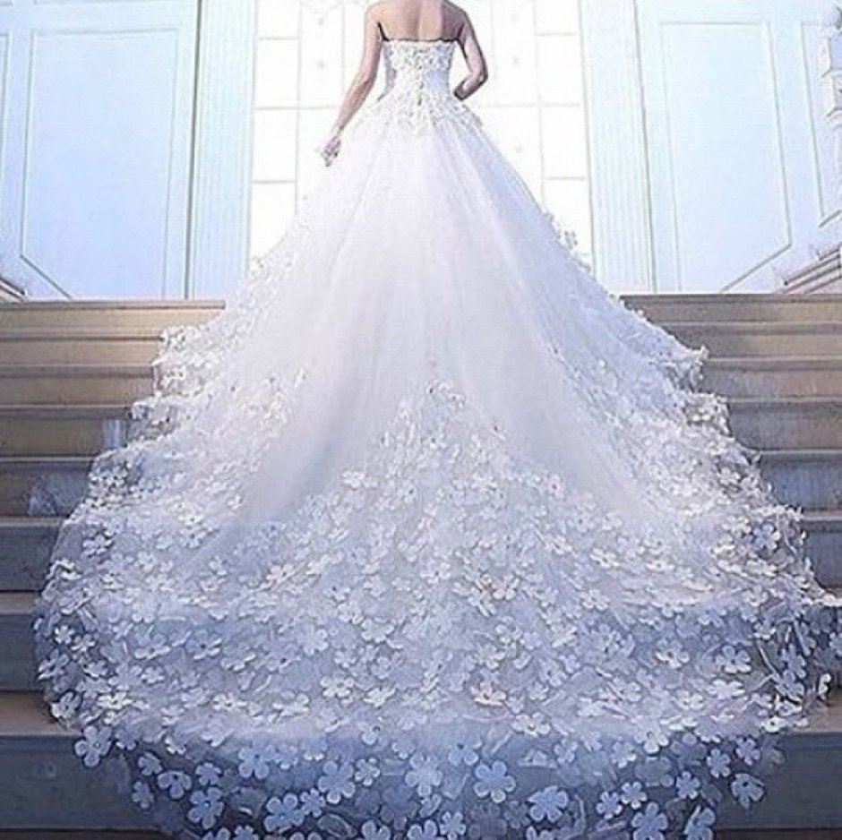 Огромное свадебное платье